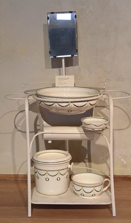Servizio da camera con sostegno metallico, prima metà XX secolo, terraglia forte. Società Ceramica Richard Ginori 