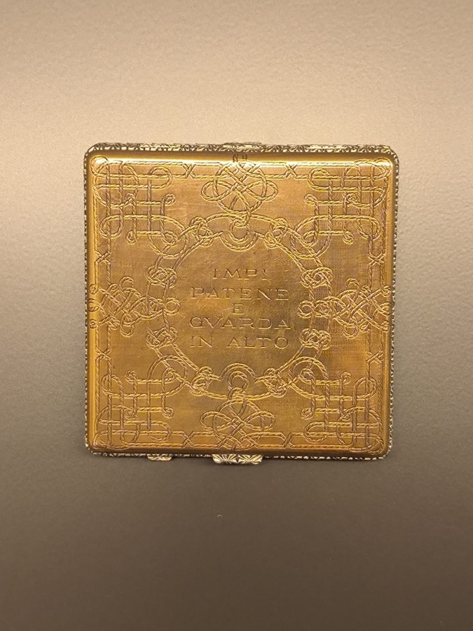 Impipatene e guarda in alto, porta sigarette