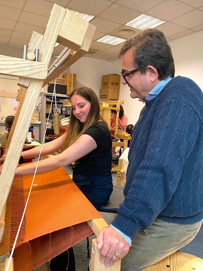 Le mani e il loro lavoro sono una cura che aiuta a superare momenti di fragilità.
