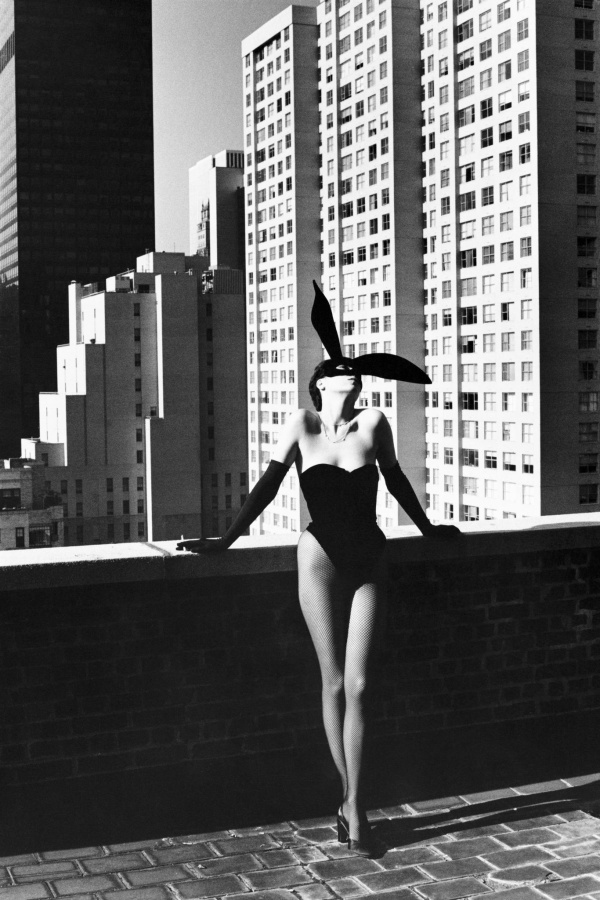 Helmut NewtonElsa Peretti vestita da coniglio. New York, 1975 @Helmut Newton Foundation